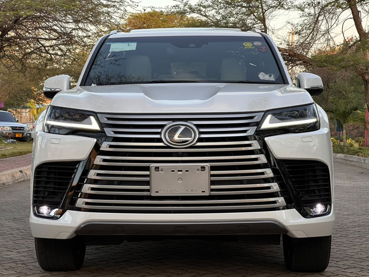 LEXUS VJ300 LX600
